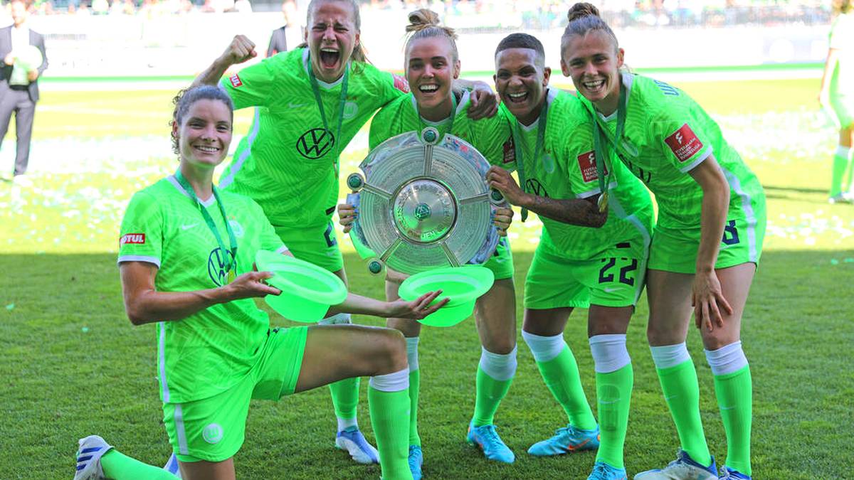 Wolfsburgs Frauen feiern mit Fans