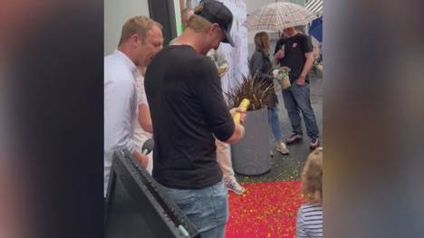 Martin Hinteregger hat einen Schlussstrich gezogen und seine Karriere als Fußballer unerwartet beendet. Nun hat er ein neues Restaurant aufgemacht - Gastronom statt Fußballer.