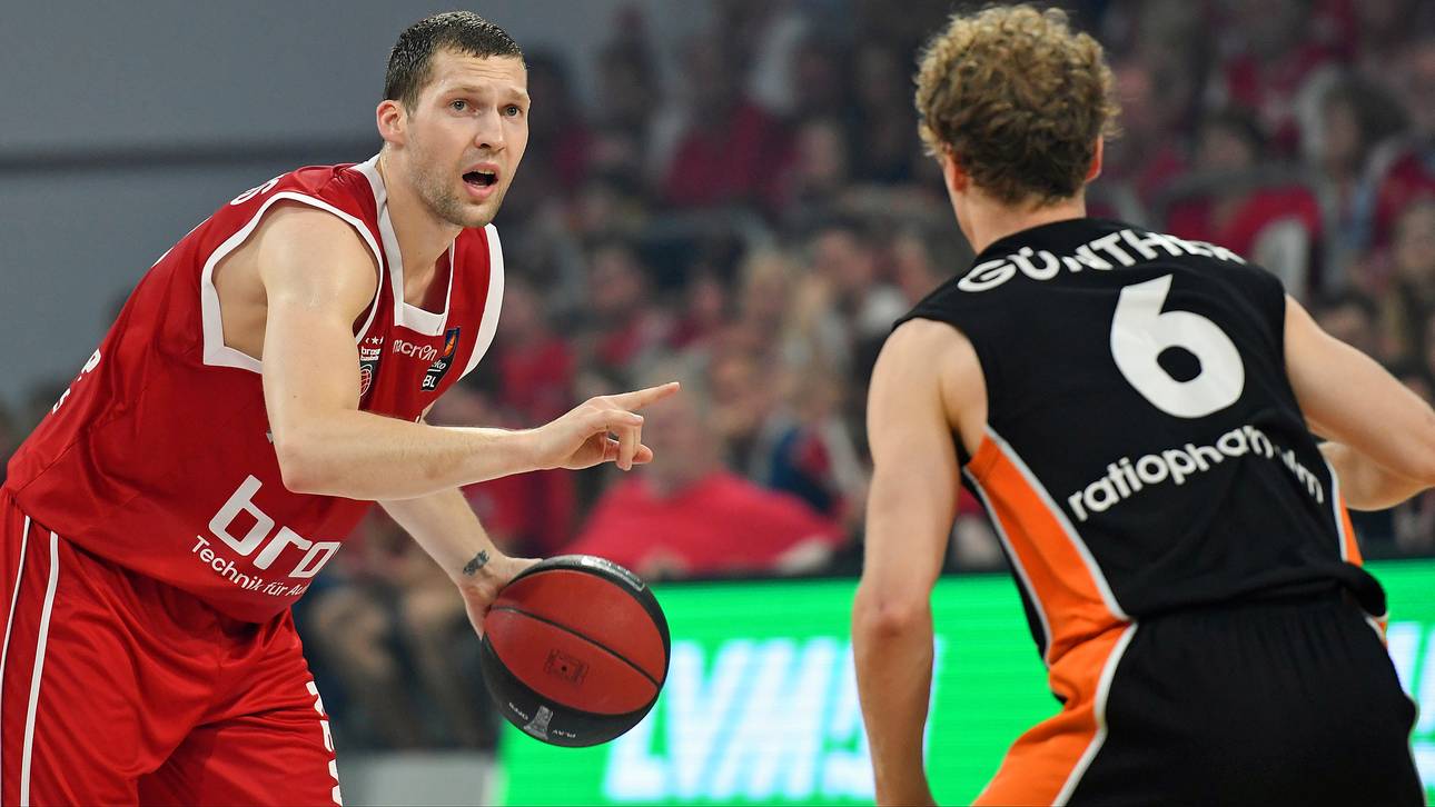 Bamberg hält Meisterheld Strelnieks
