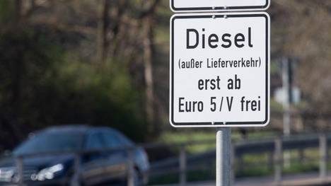 In der Stuttgarter Umweltzone gilt schon ein Fahrverbot für Dieselautos mit Euro 4 oder schlechter. Über eine Ausweitung auf Euro-5-Modelle wird nachgedacht