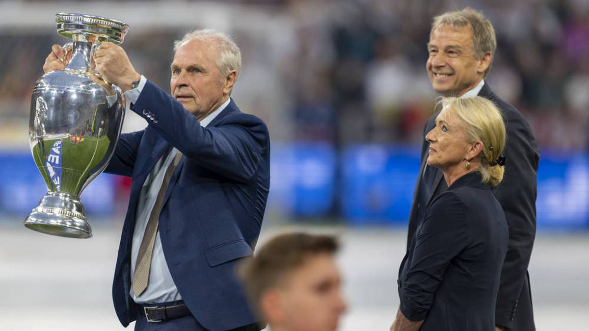 Bernhard Dietz trägt den Pokal bei der Eröffnungsfeier, re: Heidi Beckenbauer, Jürgen Klinsmann