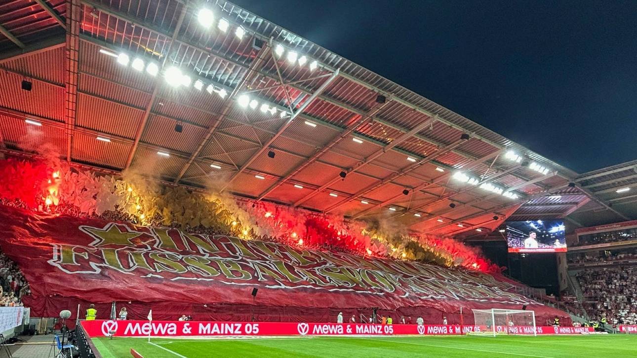 Die Mainzer Fans zündeten Pyrotechnik