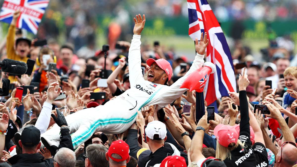 Es ist der sechste Sieg von Hamilton beim Heimrennen in Silverstone - ein neuer Rekord. Hamilton kostet das Bad in der Menge dementsprechend aus