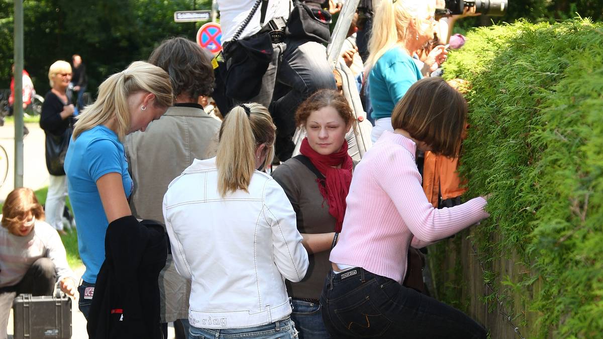 Das Interesse an der Hochzeit des Capitanos war riesengroß. Jeder wollte einen Blick auf den Bräutigam Michael Ballack und Simone Lambe werfen...