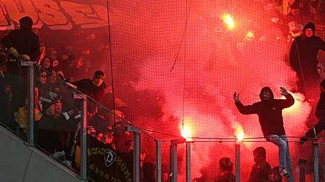 Die Anhänger von Dynamo Dresden sorgten für eine 15-minütige Spielunterbrechung