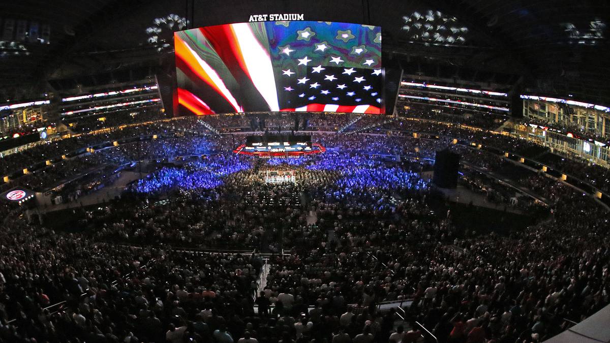 RANG 19 - Alvarez vs. Smith, 51.000 Zuschauer: Saul Alvares schickte Liam Smith im September 2016 im Stadion der Dallas Cowboys zu Boden. Über 50.000 Menschen waren Zeuge des Kampfes um den WBO-Titel im Halbmittelgewicht