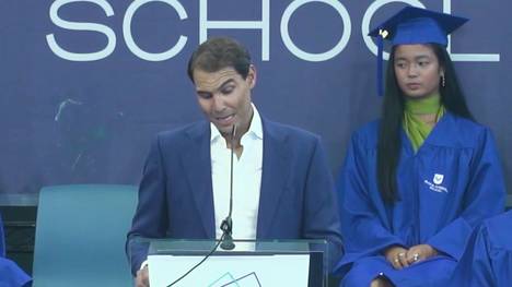 Rafael Nadal gratuliert Novak Djokovic zu dessen 23. Grand-Slam-Titel und hebt die Besonderheit dieser Leistung hervor. Der Spanier selbst hat bereits 22 Titel, pausiert jedoch aufgrund einer Verletzung.