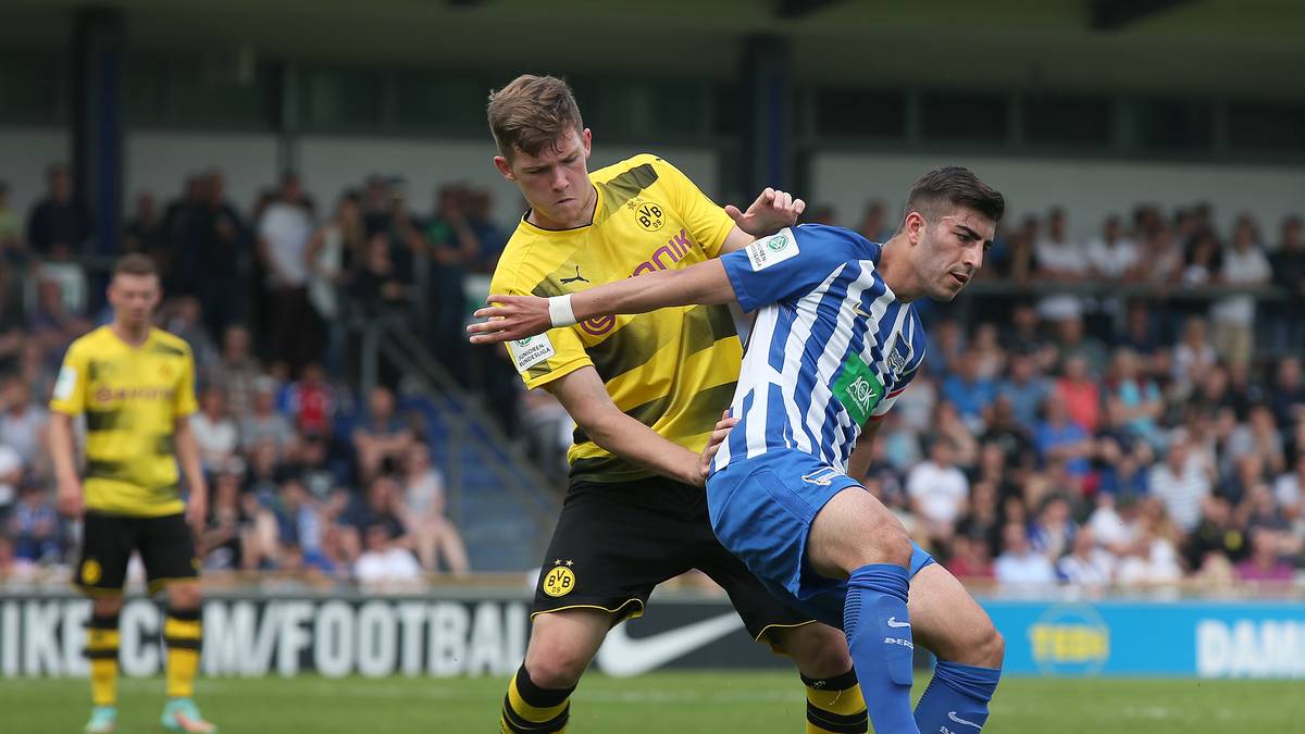 LUCA KILIAN (Borussia Dortmund, 19): Der Enkel des früheren Bundesliga-Profis Amand Theis (Nürnberg, Offenbach, Dortmund, Düsseldorf) zählt zu den größten Talenten beim BVB und durfte bereits mehrfach mit dem Profiteam trainieren. Besticht durch seine Spieleröffnung, Zweikampfstärke und Schnelligkeit. Soll vor einem Wechsel zum SC Paderborn stehen