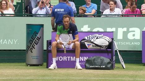 Zweites Rasenfinale, zweite klare Niederlage. Der Tennis-Weltranglistenerste Daniil Medvedev hat gegen den Polen Hubert Hurkacz den Titel in Halle verpasst. 