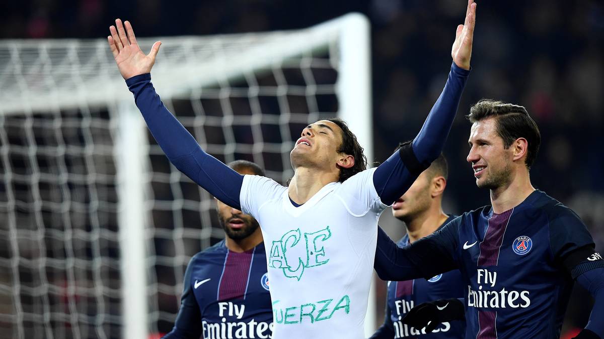PSG-Stürmer Edinson Cavani mit einer ganz besonderen Geste. Nach seinem Treffer zieht er sein Trikot aus und huldigt mit einem extra beschriebenen Unterhemd den Opfern. Dass er dafür die Gelbe Karte sieht, dürfte dem Uruguayer ziemlich egal sein