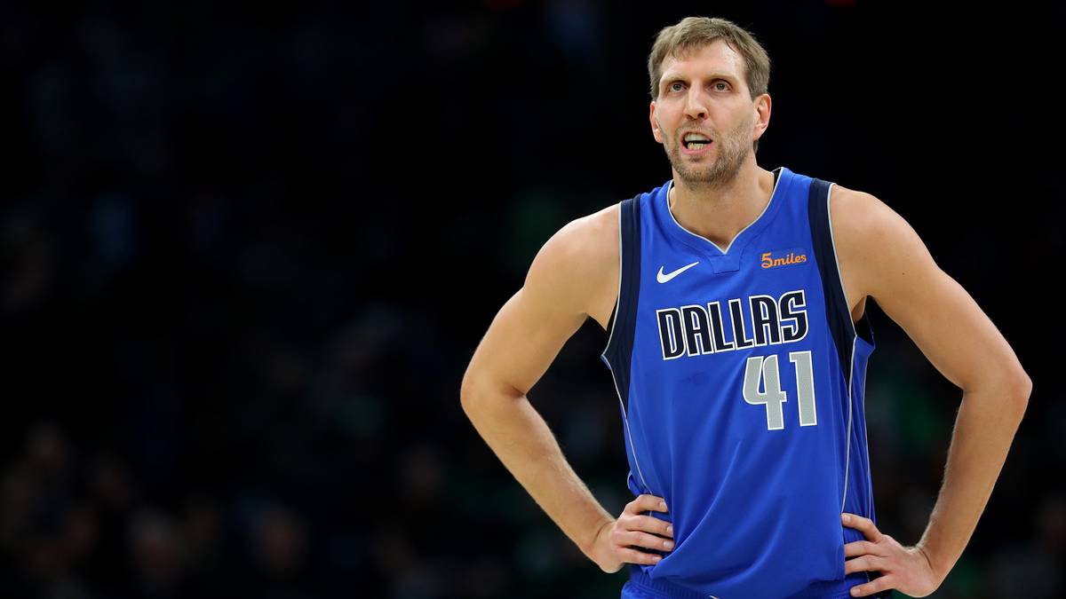 Der Power Forward spielt seit 1999 in Texas und wurde als erster Europäer zum MVP gekürt. Die Liste seiner Rekorde ist lang, erst vor einigen Wochen erreichte er Platz sechs in der ewigen NBA-Scorerliste. Ob Nowitzki nach der Saison aufhört oder noch ein weiteres Jahr mitmischt, ist noch offen - die Fans feiern den 40-Jährigen regelmäßig sogar bei den Auswärts-Auftritten der Mavericks
