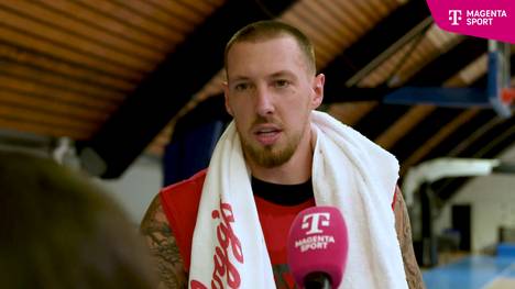 Gute Nachrichten für die deutsche Basketball-Nationalmannschaft. Daniel Theis wird bei der EuroBasket zum Auftakt dabei sein. Der 30-Jährige NBA-Profi der Indiana Pacers meldete sich nach Knie-Problemen fit zum EM-Start