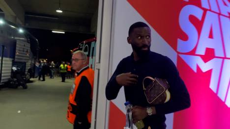Nach dem späten Champions-League-Aus gegen den FC Bayern beantwortet Real Madrids Antonio Rüdiger nur Fragen auf Spanisch. Anschließend schleicht der deutsche Nationalspieler von dannen.