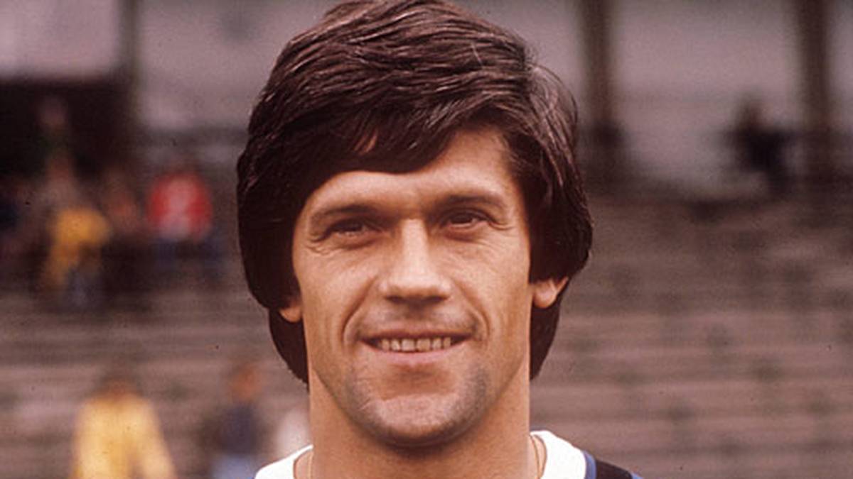 WERNER LORANT: 1977 steigt Lorant mit Rot-Weiß Essen aus der Bundesliga ab. Aufsteiger Saarbrücken holt den Mittelfeldmann, erweist sich aber als kein gutes Pflaster. Auch für den FCS geht es mit dem Fahrstuhl nach unten. Für Lorant ist es bereits der dritte Abstieg der Karriere