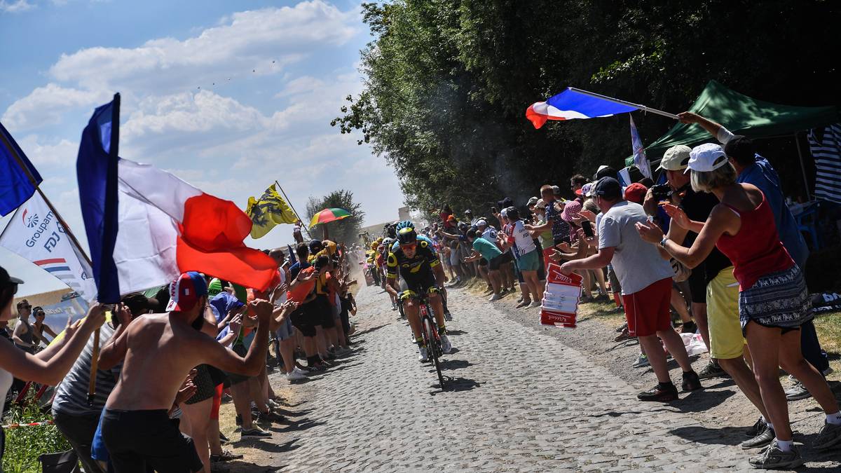 Den Zuschauern an der Strecke ist die Schwierigkeit des Terrains bewusst. Jerome Cousin (Front) und der Rest dieser Ausreißergruppe werden von den Fans zwischen Escaudoeuvres und Thun angetrieben