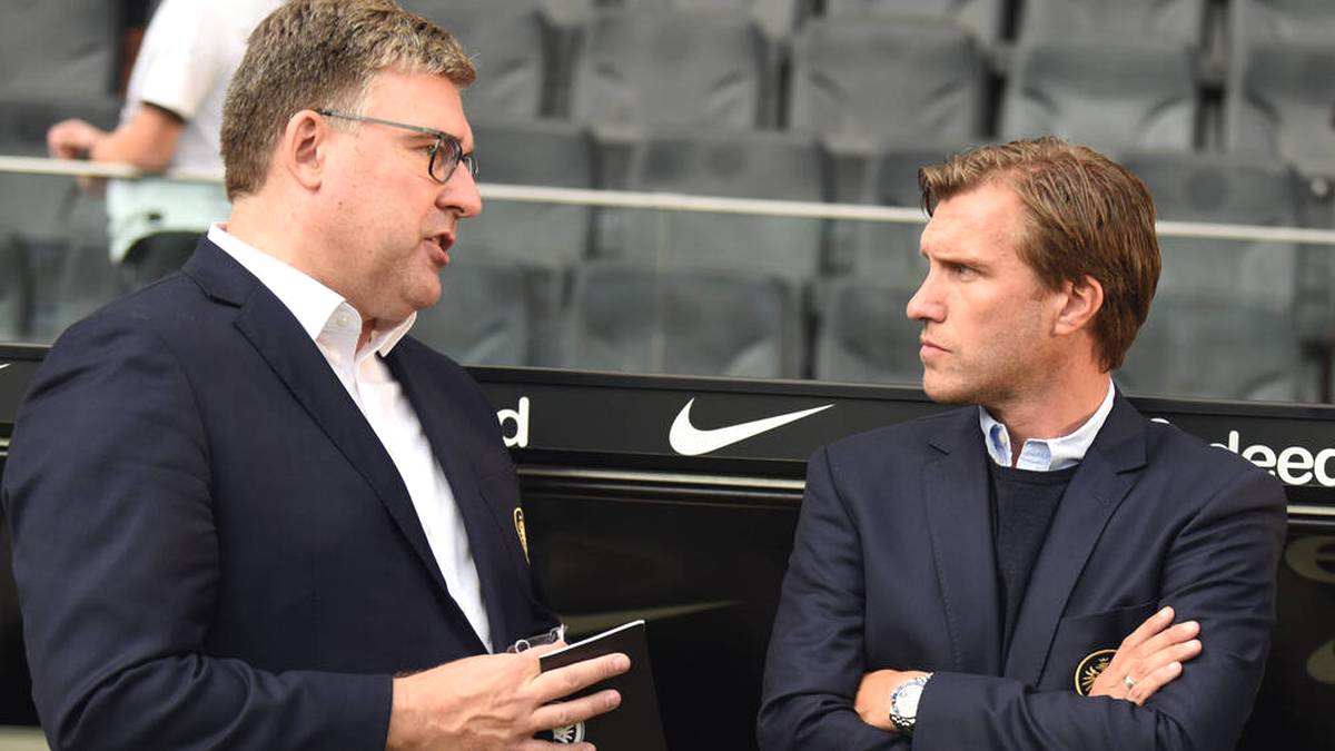 Eintracht-Vorstandssprecher Axel Hellmann (l.) im Gespräch mit Sportdirektor Markus Krösche