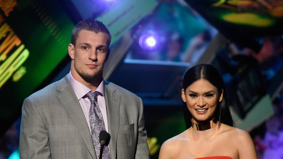 Neben dem Feld war Gronkowski nun immer präsenter. Neben der Moderation einer Gala veröffentlichte er 2015 bereits eine Biografie, in der er schrieb, dass er lediglich von seinen Werbeeinnahmen lebe. Die Werbeindustrie riss sich regelrecht um den Patriots-Star