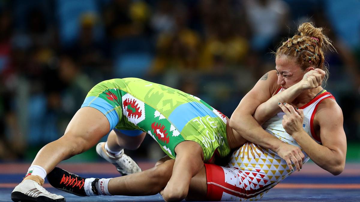 Wie soll sich Ringerin Elitsa Atanasova Yankova (l.) nur aus dieser misslichen Lage befreien.  Patricia Alejandra Bermudez hat die Bulgarin fest im Griff