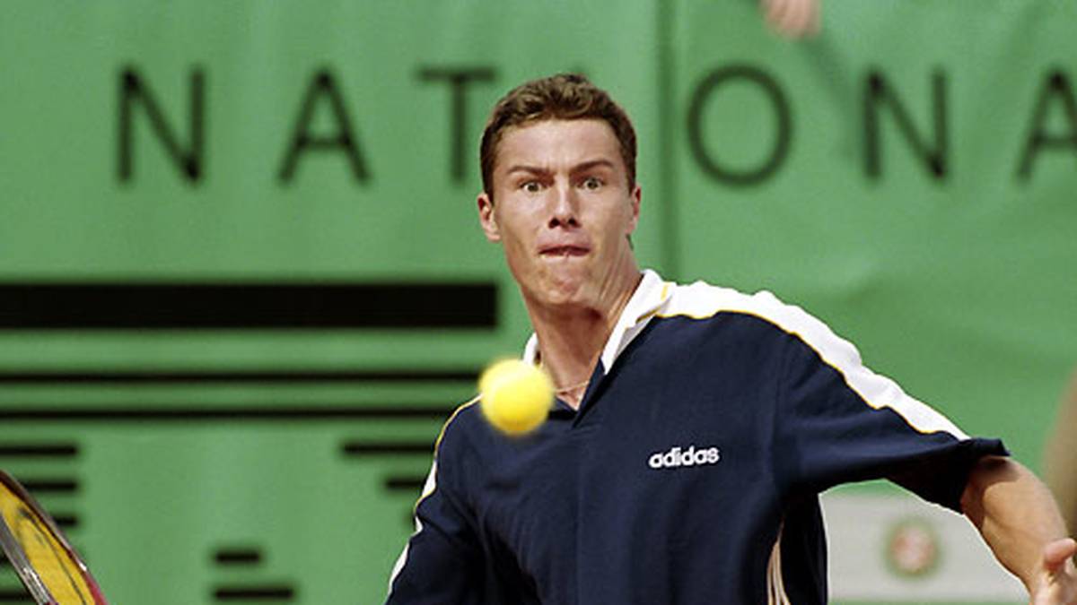 Safin bei den French Open 1998. Hier trat er zum ersten Mal ins Rampenlicht, besiegte Andre Agassi und Gustavo Kuerten in jeweils fünf Sätzen