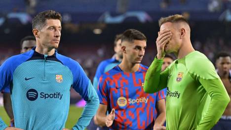 Zum zweiten Mal nacheinander überwintert der FC Barcelona nur in der Europa League. Für Trainer und Spieler ist es schwer, die Enttäuschung zu verbergen.
