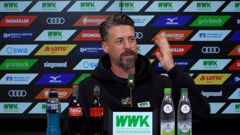 Vor der Partie gegen Borussia Dortmund kämpft Sandro Wagner auf der Pressekonferenz mit einer Fliege - und kündigt direkt ein Video an. 
