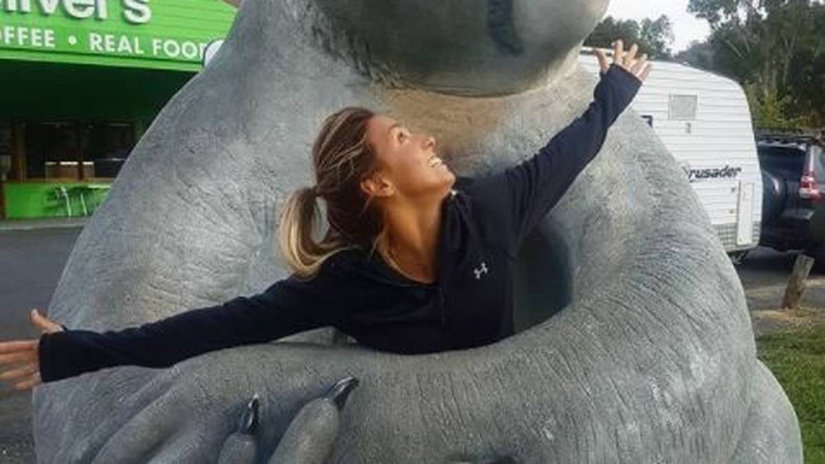 In den Klauen des Koalas: Für Sally Fitz gibt es kein Entkommen gegen diesen besonderen Bären.