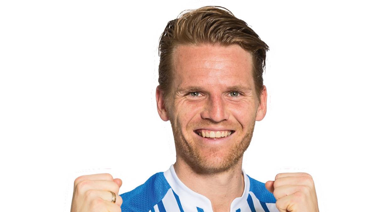 Eugen Polanski posiert im neuen Heimtrikot der Hoffenheimer. Blau-weiß wie man es kennt, Ärmel rot abgesetzt. Die Diagonale auf der Brust wird auch zur neuen Saison beibehalten