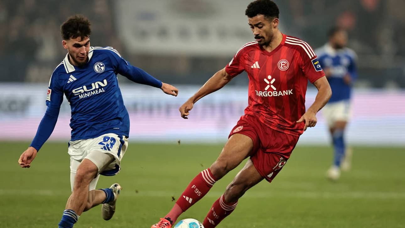 Mehmet Aydin (FC Schalke 04) und Emmanuel Iyoha (Fortuna Düsseldorf) im Zweikampf