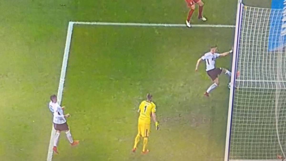 Das Fernsehbild zeigt: Der Ball hat die Torlinie nicht überschritten