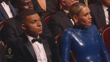Bei der Wahl zum besten Fußballer landete PSG-Star Kylian Mbappé „nur“ auf dem sechsten Platz. Doch dank seiner Sitznachbarin dürfte der Franzose trotzdem einen schönen Abend gehabt haben. 