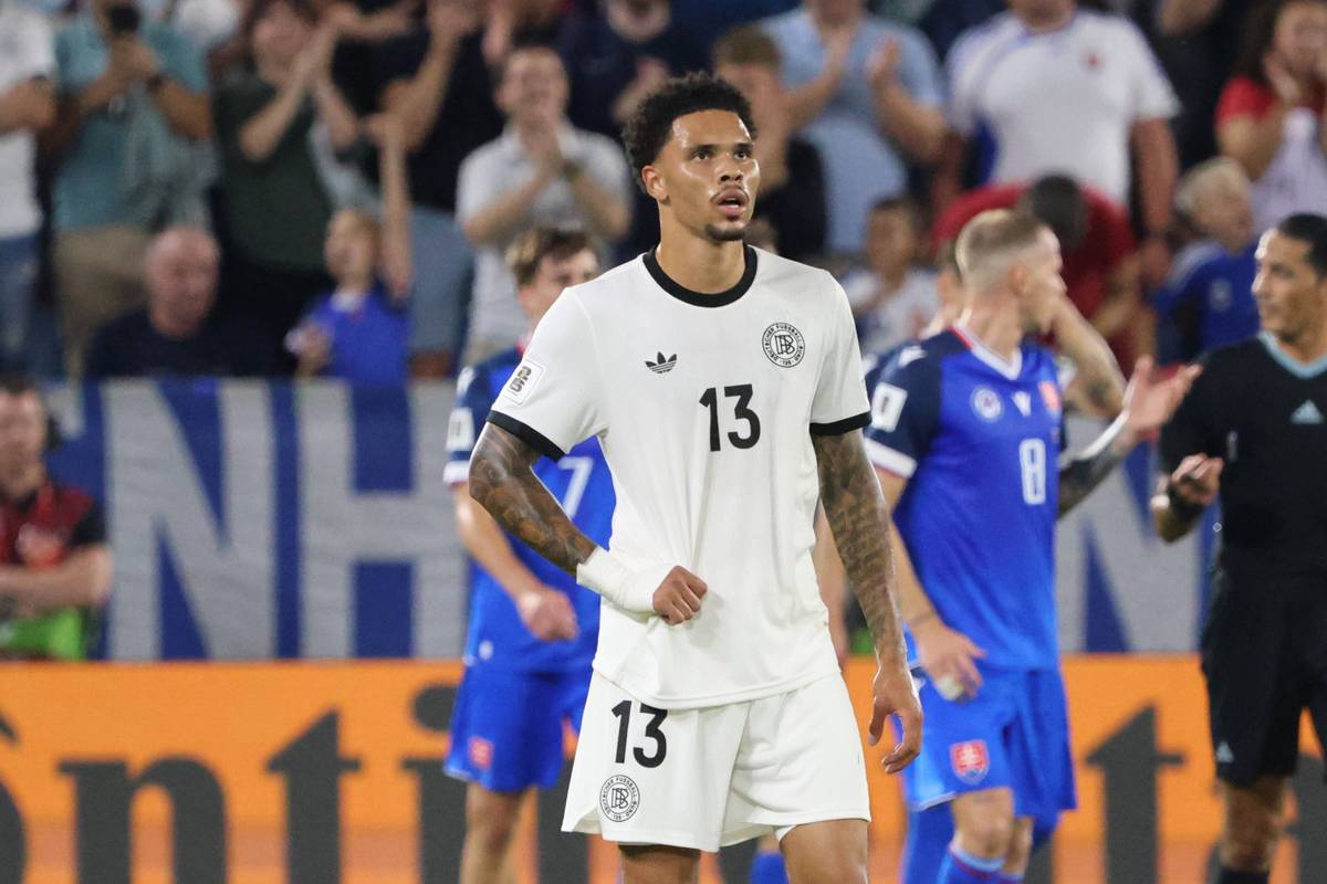 Nnmadi Collins feierte sein Debüt für die Nationalmannschaft beim Spiel gegen die Slowakei, wurde aber bereits zur Halbzeit ausgewechselt.. Nach seiner unglücklichen Premiere nahmen Bundestrainer und Kapitän ihn in Schutz.
