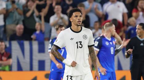 Nnmadi Collins feierte sein Debüt für die Nationalmannschaft beim Spiel gegen die Slowakei, wurde aber bereits zur Halbzeit ausgewechselt.. Nach seiner unglücklichen Premiere nahmen Bundestrainer und Kapitän ihn in Schutz.
