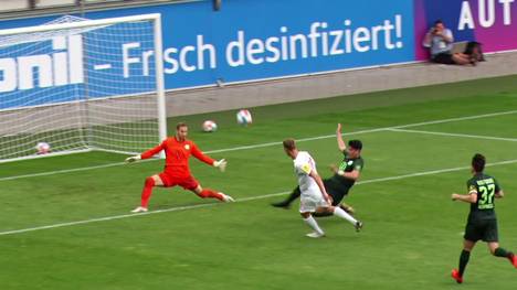 Wolfsburgs neuer Trainer Mark van Bommel hat noch viel Arbeit vor sich. Bei der Testspiel-Pleite gegen Holstein Kiel sind die Wölfe erschreckend harmlos.