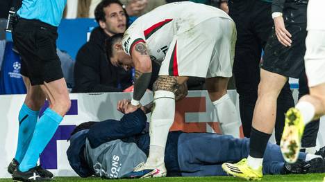 Beim 5:2 zwischen Paris Saint-Germain und Chelsea FC im Parc des Princes sorgt ein Zusammenstoß von Pedro Neto mit einem Balljungen für Aufsehen. Nach dem Spiel äußert sich Trainer Liam Rosenior zu dem Vorfall und kritisiert zugleich die mangelnde Disziplin seiner Mannschaft nach der deutlichen Niederlage in Paris.