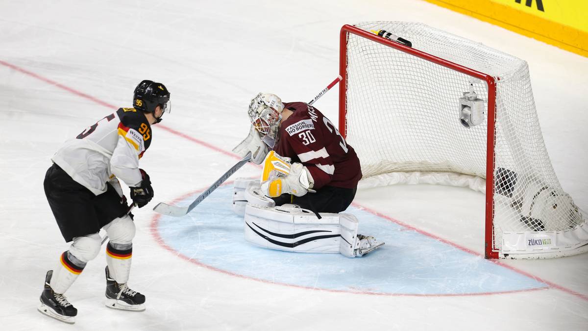 Vor Tiffels hatte Sturm bereits Kahun und Draisaitl aufs Eis geschickt, die jedoch verschossen. Die drei sind laut dem Bundestrainer "Best Buddies", kennen sich schon lange und teilen sich bei der WM ein Zimmer