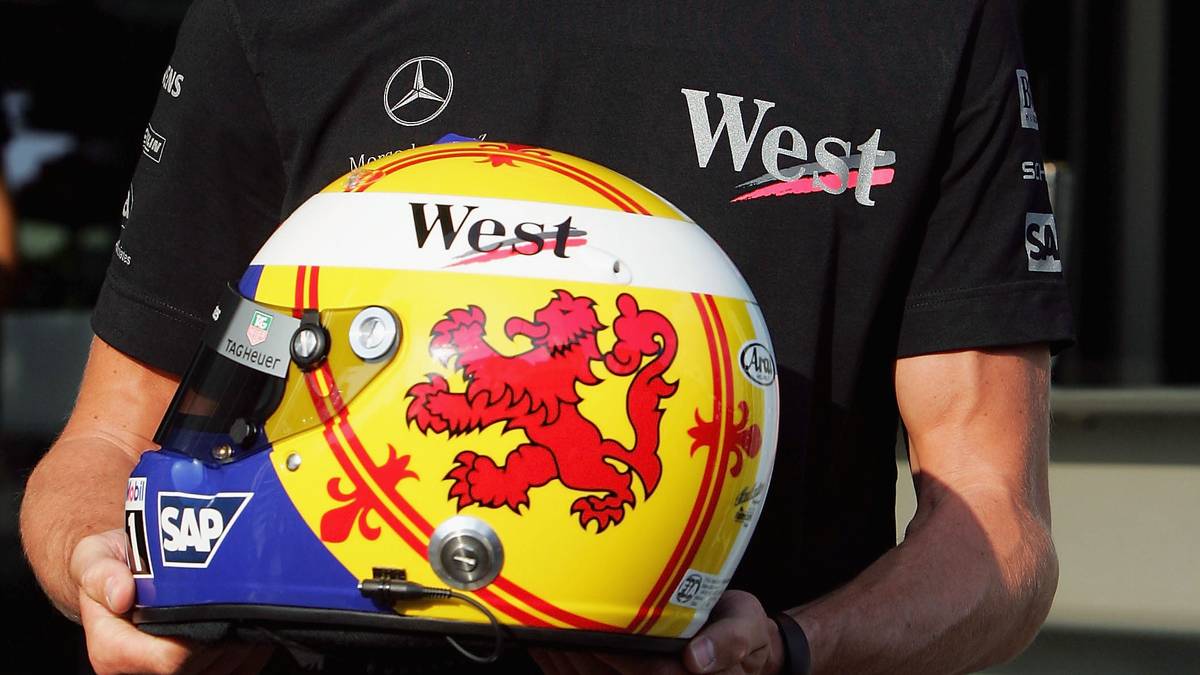 David Coulthard (2004, GP von Ungarn): Ein besonderes Design präsentiert auch David Coulthard 2004 beim Rennen auf dem Hungaroring. Auf der einen Seite ist die Flagge der schöttischen Könige mit dem steigenden roten Löwen (Lion Rampant) zu sehen, auf der anderen Seite schottisches Karo