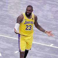 Den Los Angeles Lakers droht ein frühes Ende in der NBA-Postseason. Vor dem Play-In-Spiel bei den New Orleans Pelicans steckt das Team um Superstar LeBron James in einem Dilemma.
