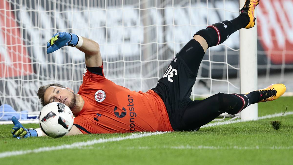 PLATZ 7: Robin Himmelmann (FC St. Pauli): Weisse Westen: 8 - Gegentore: 46