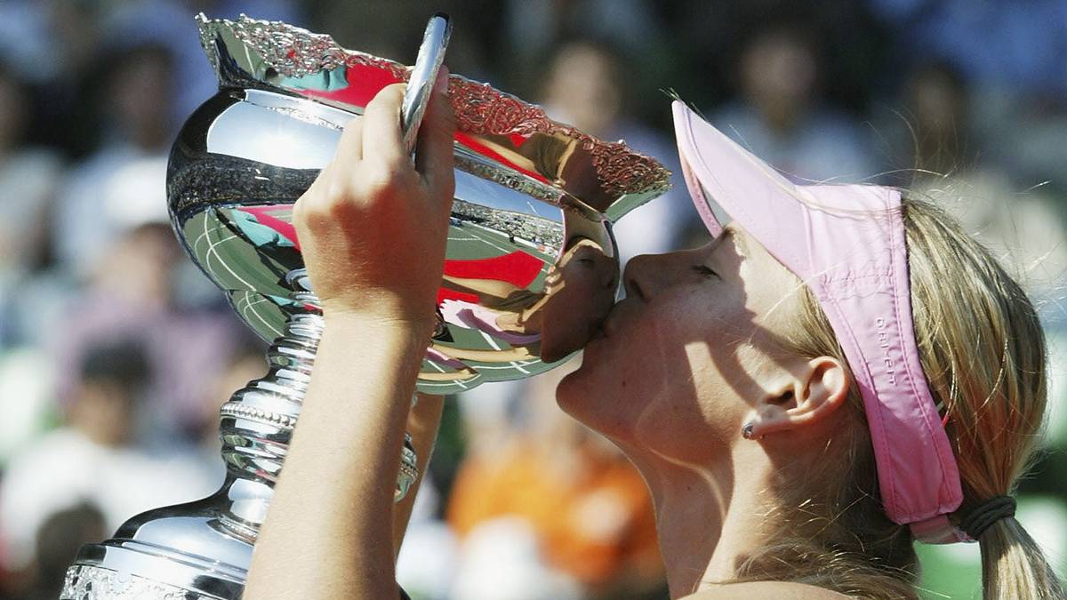 Am Ende des Jahres gewinnt sie als 16-Jährige bei den Tokio Open ihr erstes Turnier auf der WTA-Tour. Innerhalb von nur einem Jahr klettert Sharapova in der Weltrangliste von Rang 186 auf 32