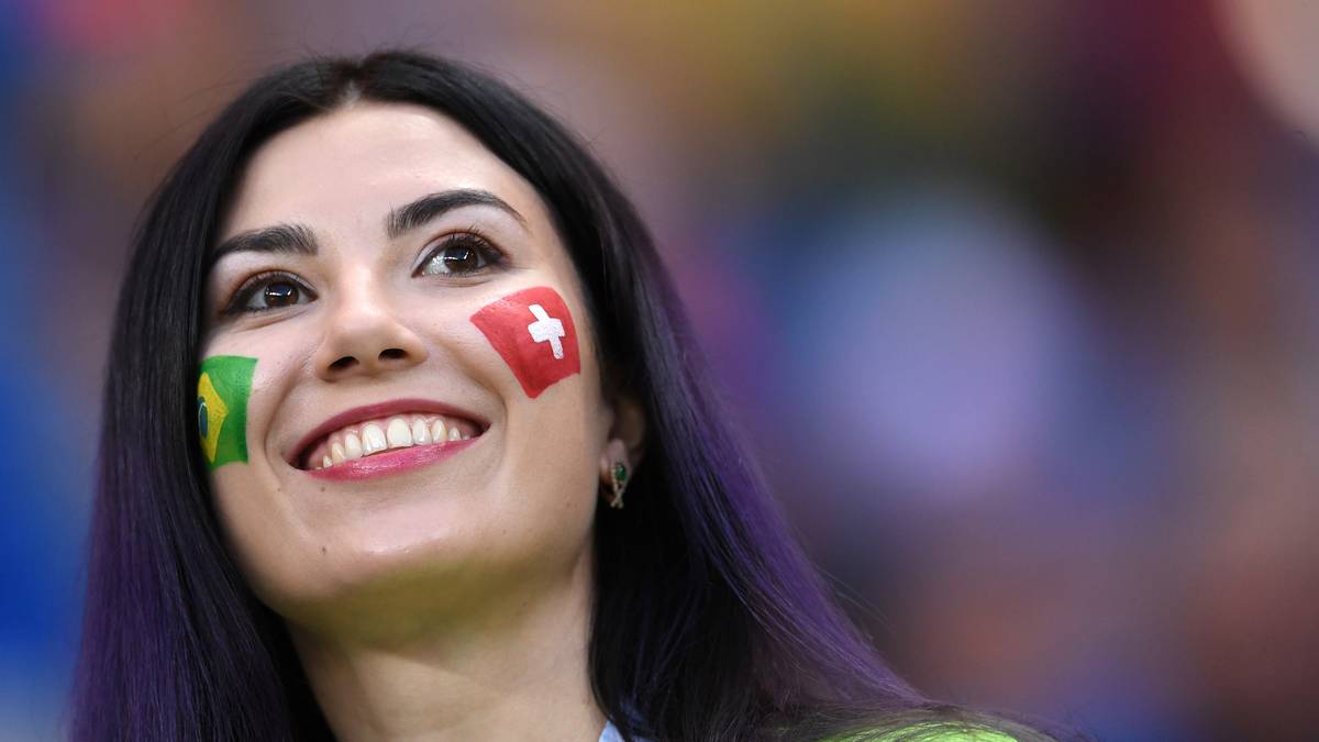 Auf ein friedliches Beisammensein. Flaggen von Brasilien und der Schweiz geeint auf den Wangen dieses hübschen Gesichts