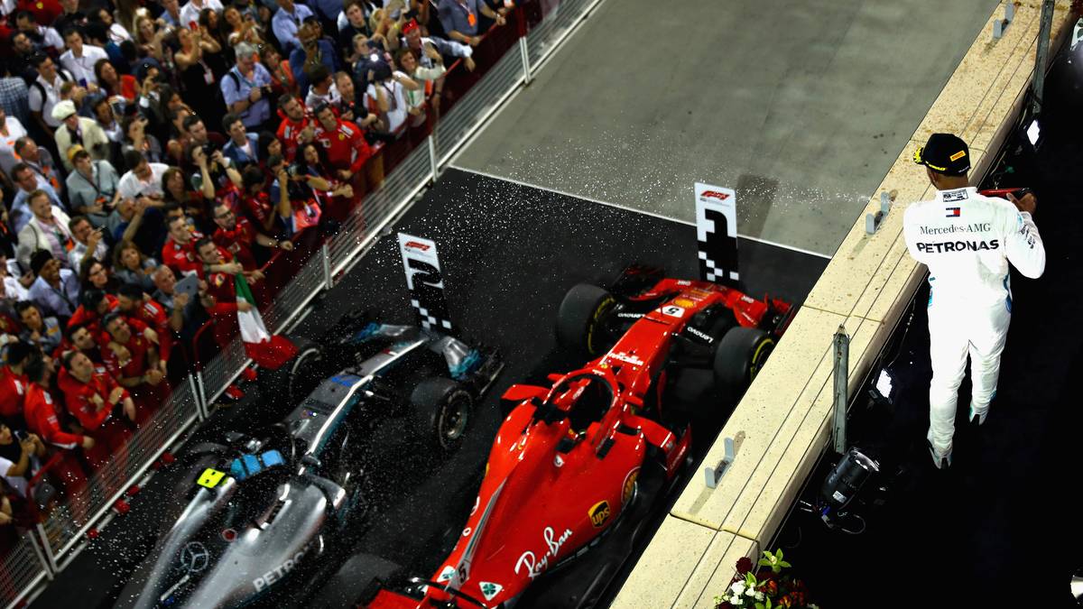 RENNEN 2 - BAHRAIN: Hamilton muss das Getriebe wechseln, hinzu kommt ein schwaches Qualifying: Startplatz neun ist die Folge. Im Rennen betreibt er mit Rang drei noch Schadensbegrenzung. Vettel rast mit seinem weiterentwickelten Ferrari zum Start-Ziel-Sieg