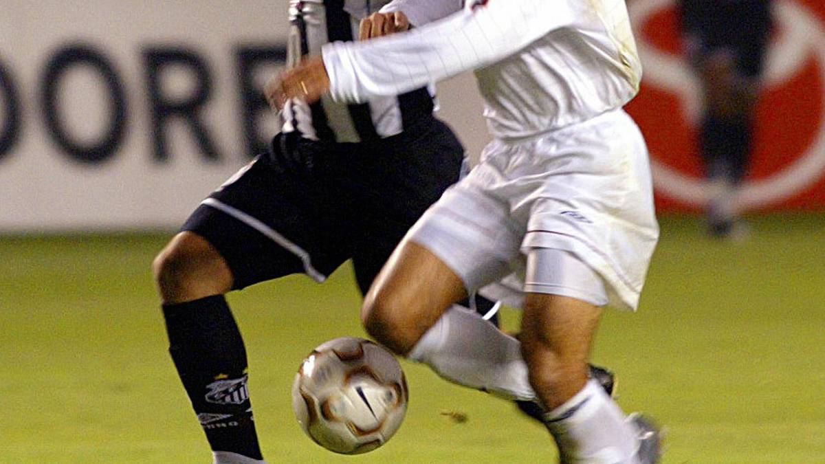 Sein Talent war bereits in jungen Jahren unverkennbar, sodass die Scouts der europäischen Top-Klubs früh auf den Spielmacher aufmerksam wurden. Nach drei Jahren und zwei Meisterschaften in der heimischen Liga erfolgte der Sprung über den großen Teich