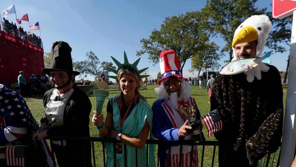 Selbst die Freiheitsstatue lässt sich auf dem Golf-Spektakel blicken - wenn auch nur als verkleideter amerikanischer Fan