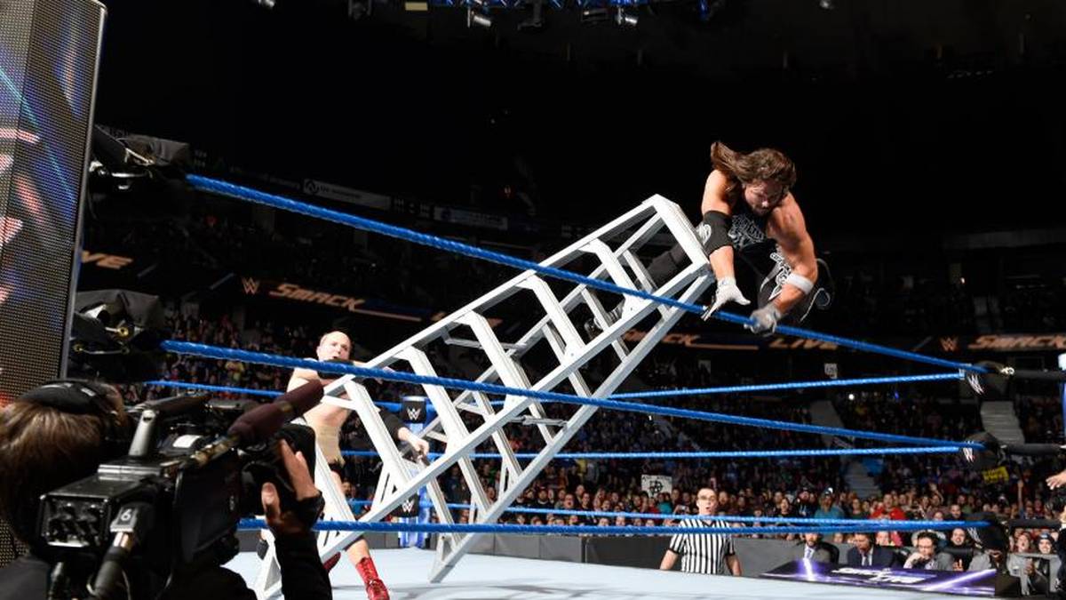 James Ellsworth schubste AJ Styles bei WWE SmackDown Live von der Leiter
