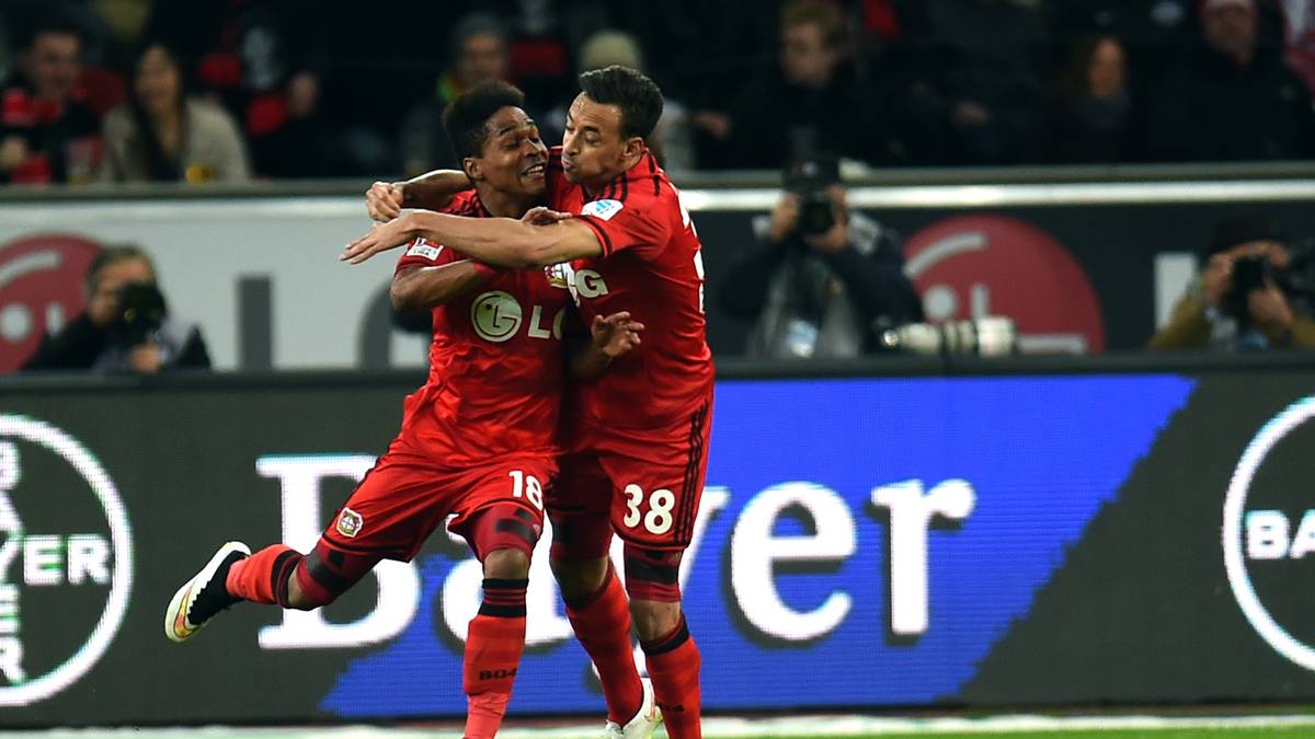 Für Leverkusens Wendell scheint Freitag, der 13. ein Glückstag zu sein. Der Brasilianer macht das 1:0, Karim Bellarabi gratuliert