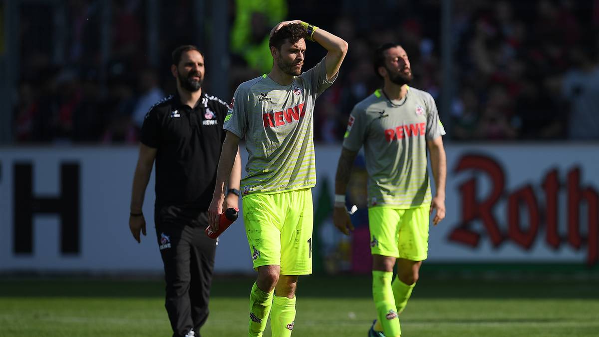 Jonas Hector, der wie Keeper Timo Horn mit Köln in die 2. Liga gehen wird, kann es nicht fassen