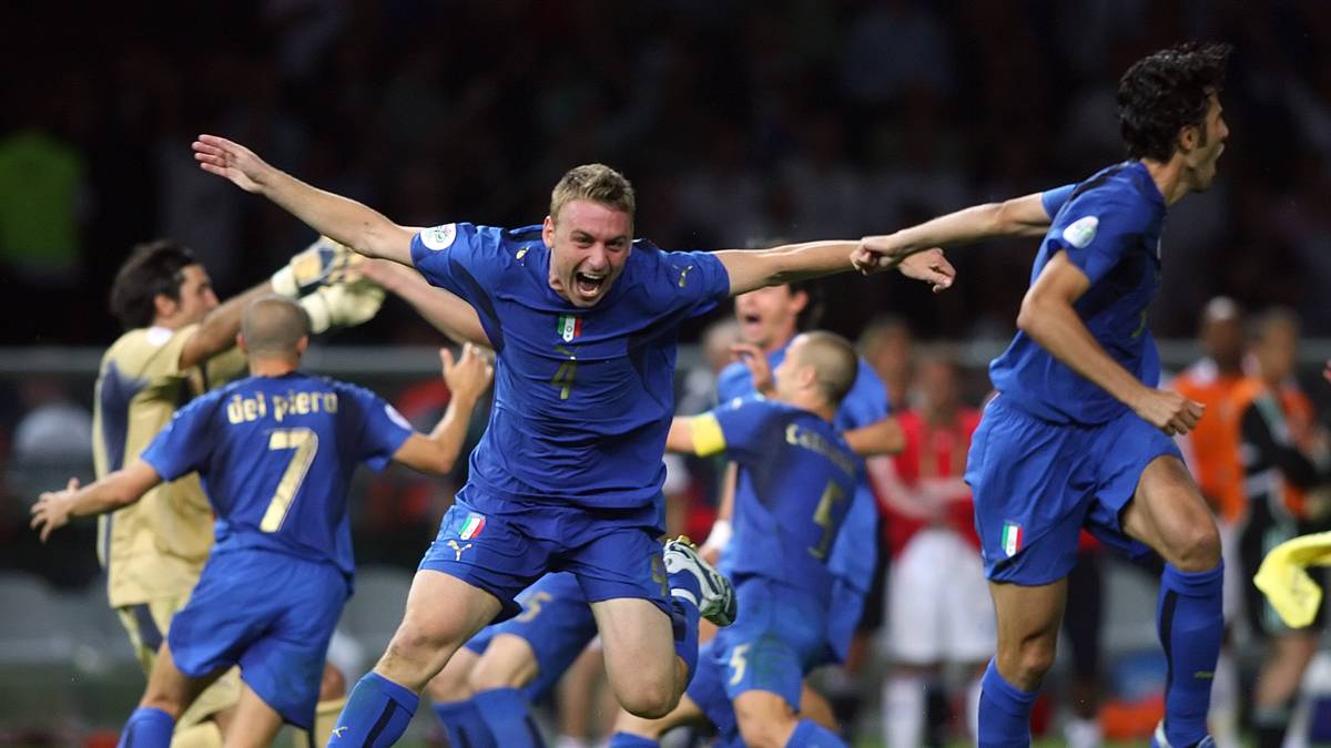 63 - Partien gingen bisher in die Verlängerung, 26 davon mussten im Elfmeterschießen entschieden werden. Zweimal stand der Weltmeister erst nach dem Nervenkrimi fest, 1994 und 2006. Jeweils war Italien beteiligt, wie hier gegen Frankreich