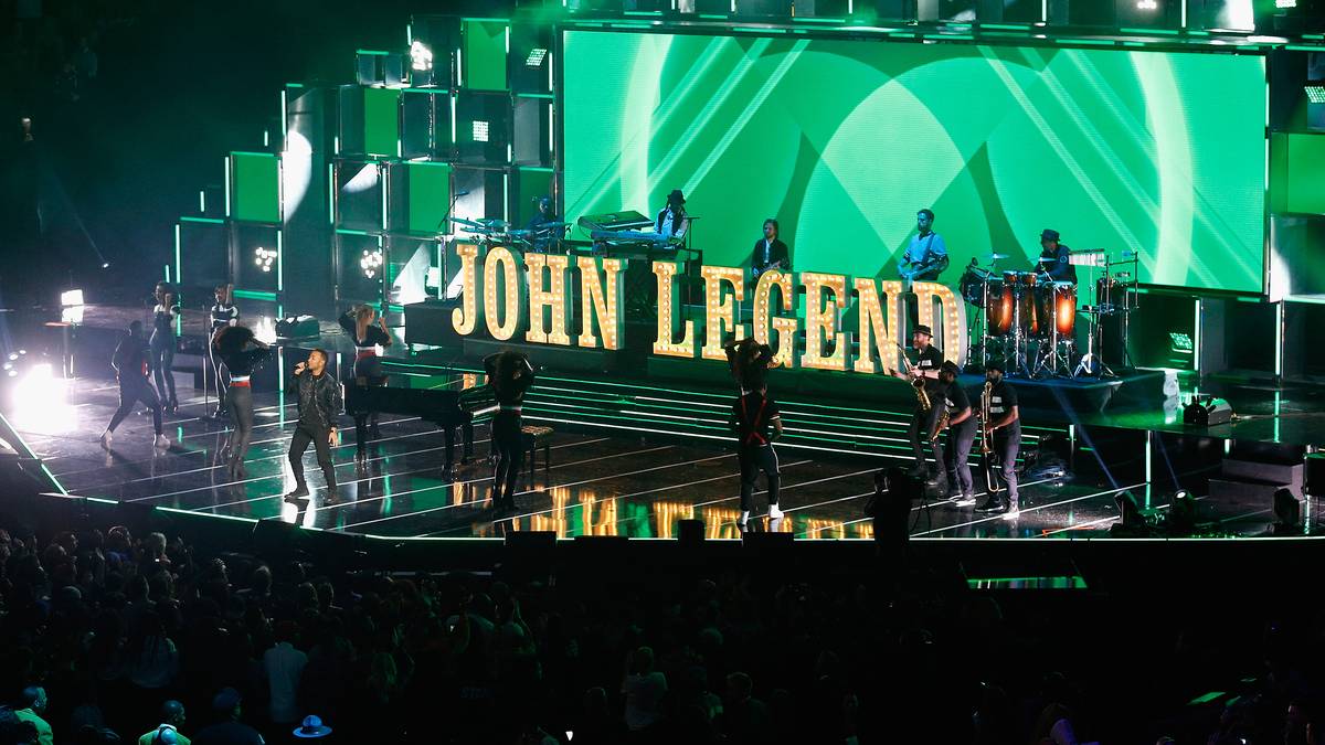 An die Halbzeit-Show beim Super Bowl kam der Auftritt des Sängers zwar nicht heran. Die Bühnenshow konnte sich trotzdem sehen lassen