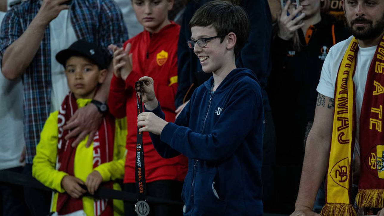 Mourinho verschenkt Medaille an Kind