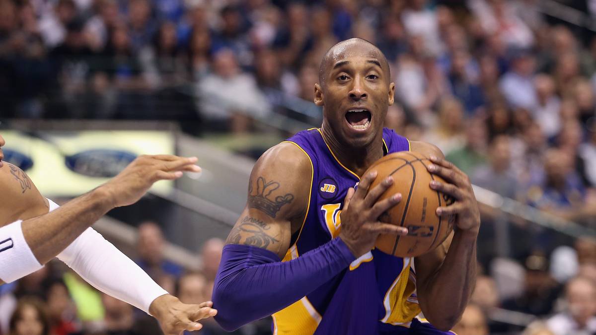 KOBE BRYANT: Die Vita des Shooting Guards ist eine der größten Karrieren, die der Basketball je gesehen hat. 1997 kam Bryant als schlaksiger Teenager direkt von der High School in die NBA zu den Lakers. Heute ist die "Black Mamba" mit 33.643 Punkten der drittbeste Scorer der Liga-Geschichte. Fünf Meisterschaftsringe zieren seine Finger